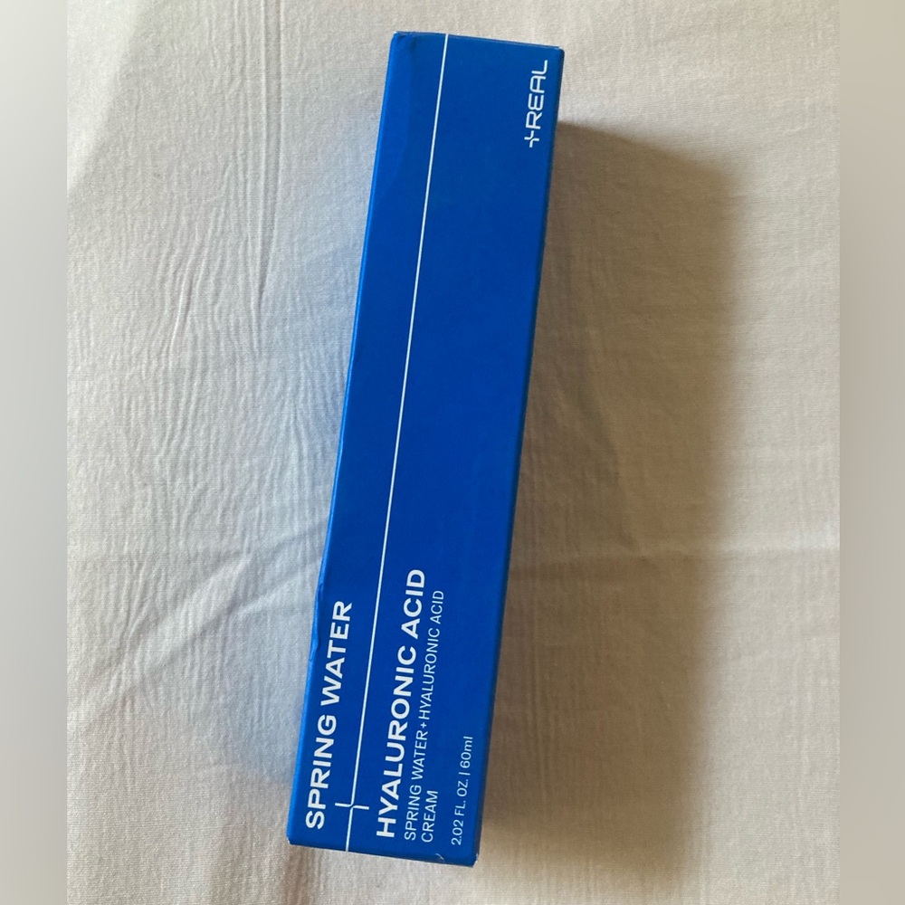 Hyaluronic Acid and Spring Water Facial Moisturizer - Picture 2 of 6